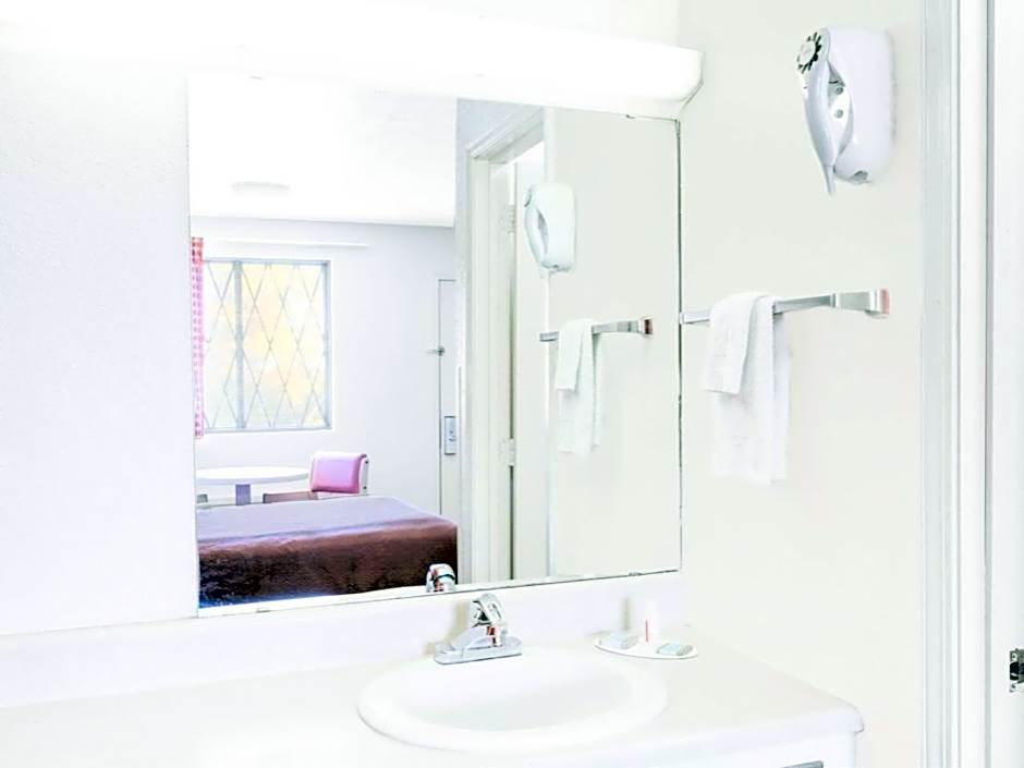 Travelodge by Wyndham Parkersburg