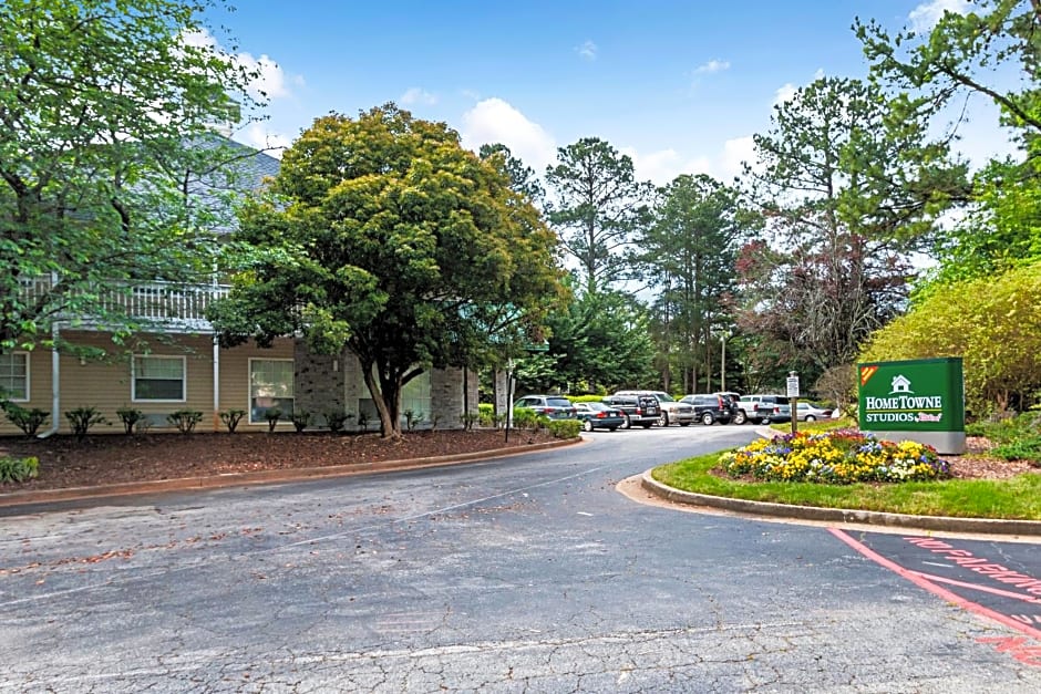 HomeTowne Studios by Red Roof Atlanta – Lawrenceville