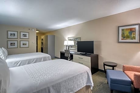 Standard Twin Room with Roll-in Shower - Communications Access
