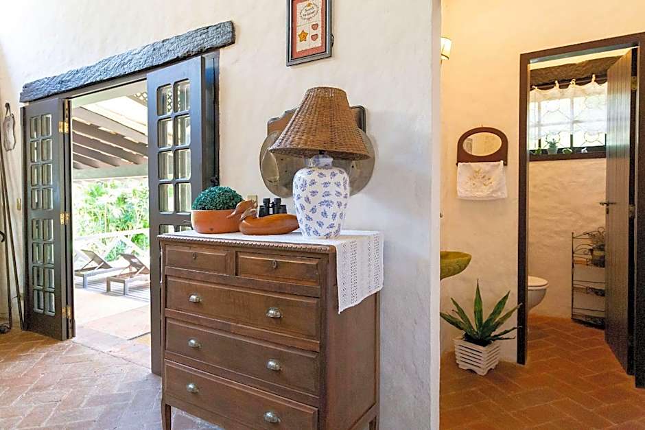 Sítio com piscina, área arborizada e lazer