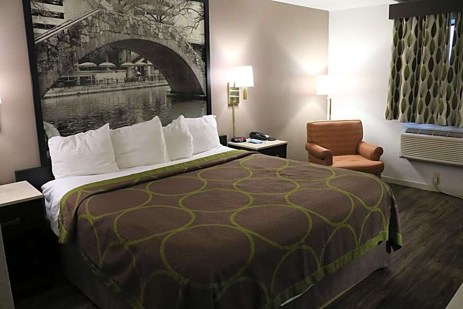 Photo 1 of 5 of 1 King Bed