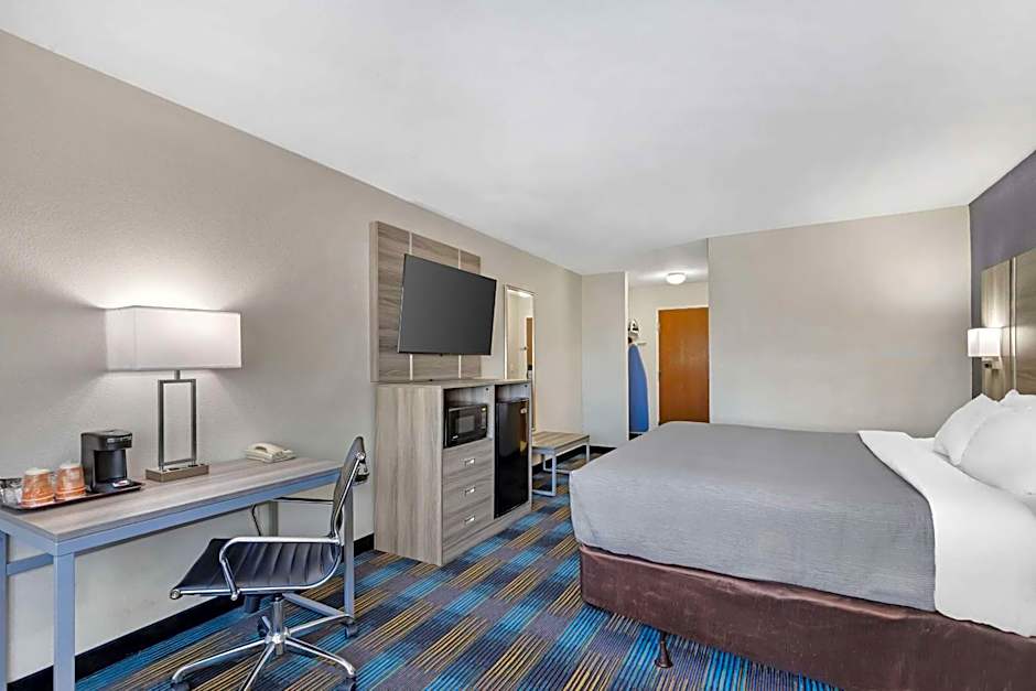 Quality Inn & Suites Fort Madison near Hwy 61