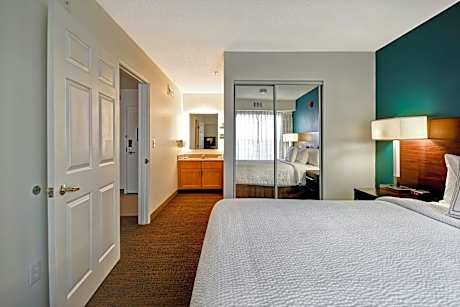 2 Bedroom Suite, Bedroom 1: 1 Queen, Bedroom 2: 1 Queen, Sofa bed