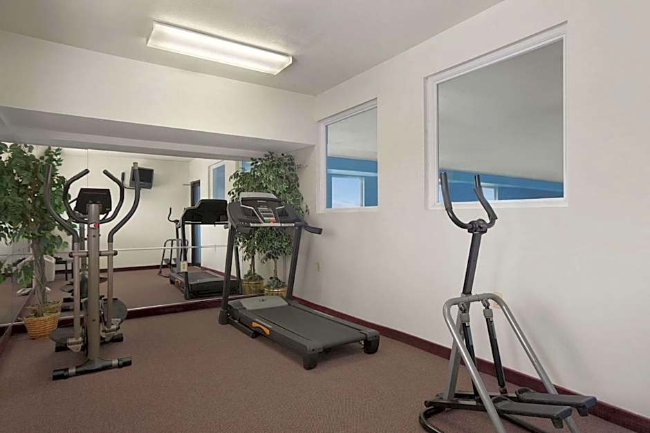 Days Inn & Suites by Wyndham Romeoville