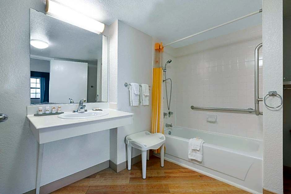 Super 8 by Wyndham The Woodlands North