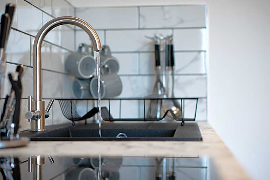 Studio & 1 Bedroom Apartments - PE1 - Contractor Friendly - Free Parking - Sofa Beds - Sky TV - Full Kitchen - Washer Dryer - WiFi