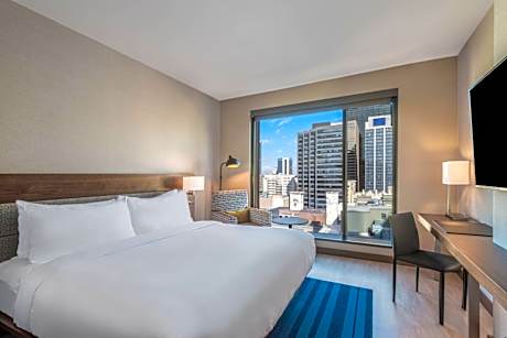 Classic King Room with City View - High Floor