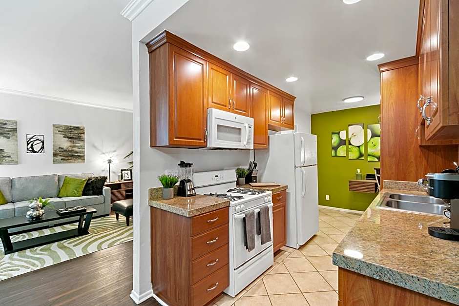 Beverly Hills Gem 1 BR Apt with Parking 218