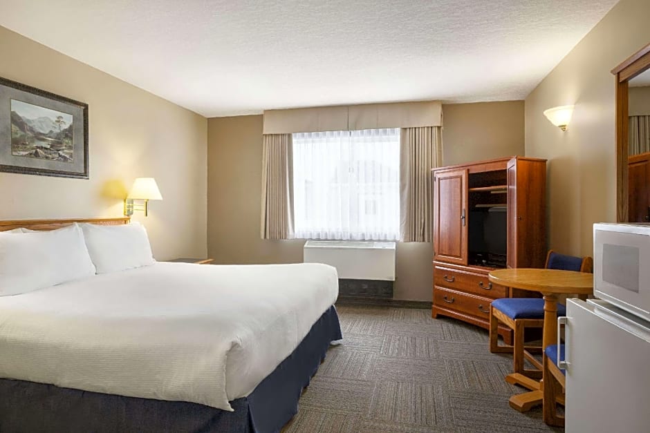 Photo 1 of 1 of 1 King Bed, Mobility Accessible, Grab Bars, Bathtub