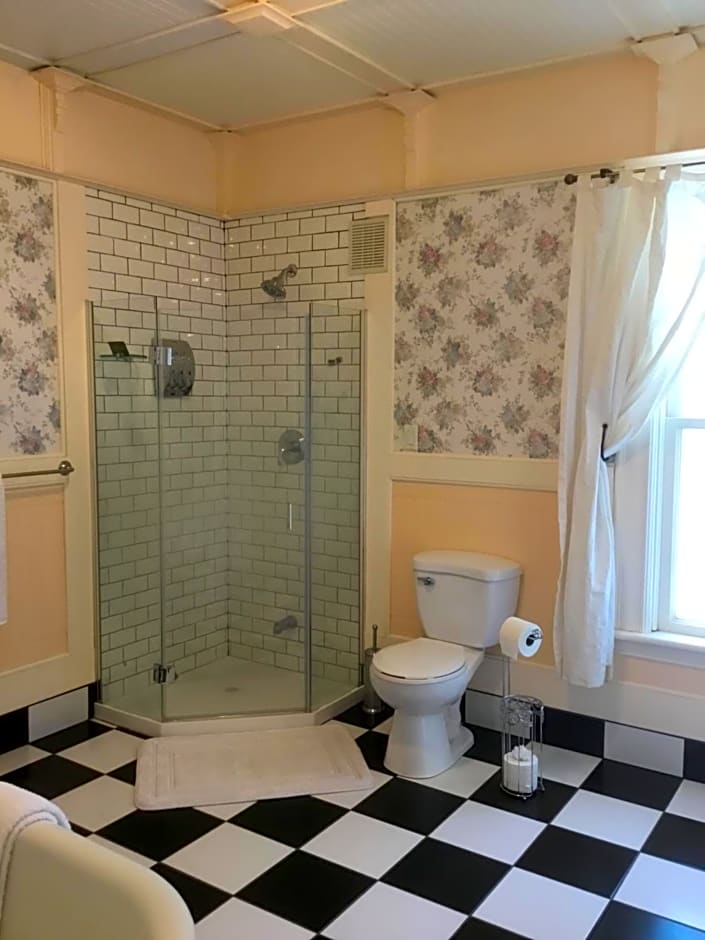 Marmora and Lake Inn and Victorian Diner