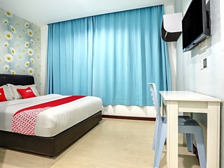 OYO 89583 Grove Hotel