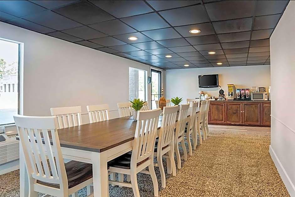 Super 8 by Wyndham Daleville/Fort Novosel