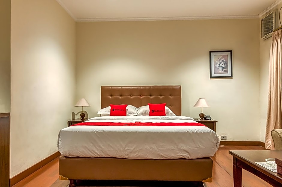 RedDoorz Plus near Dharmawangsa Square
