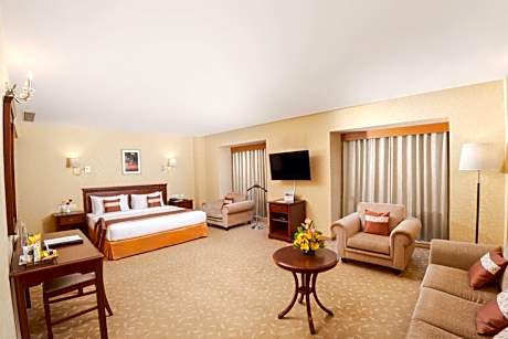 Grandeur Park View Suite