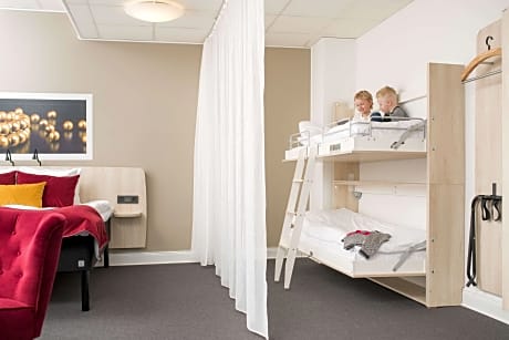 1 King 2 Single Bunkbed Non-Smoking Studio Living Room Kitchenette Wi-Fi Full Breakfast