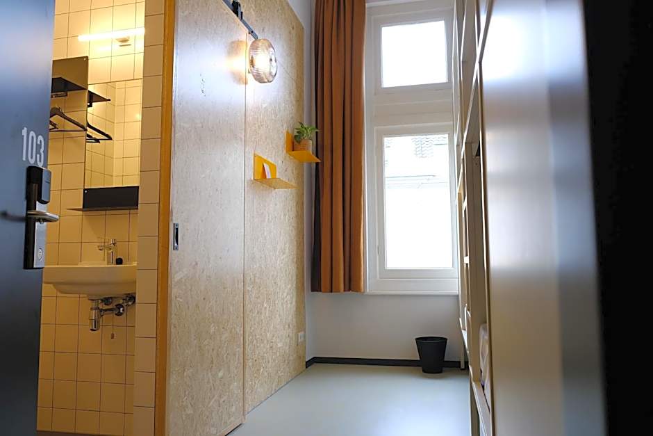 Hostel & Bar De Basis