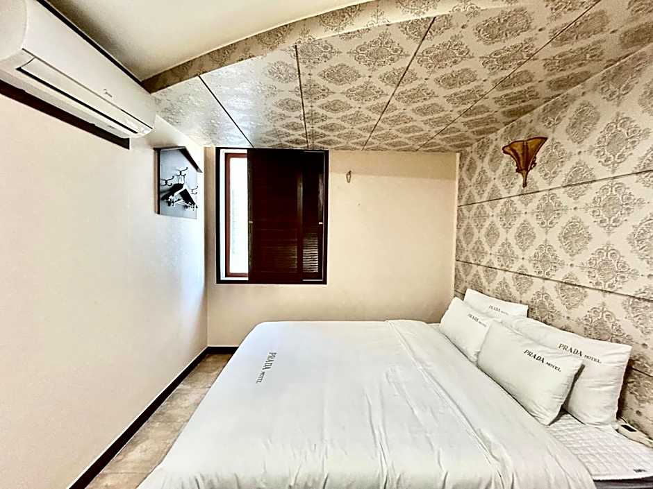 Prada motel