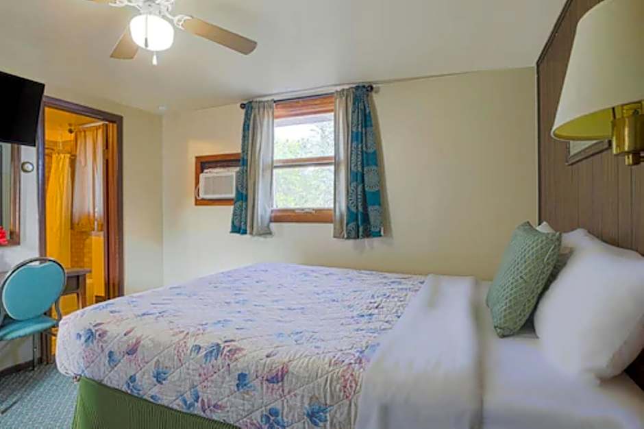 Love Hotels Silver Street by OYO at Hurley WI