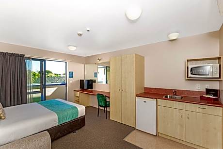 Superior Queen Studio