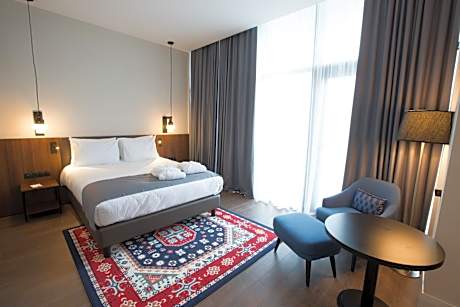 Standard Queen Room with City View