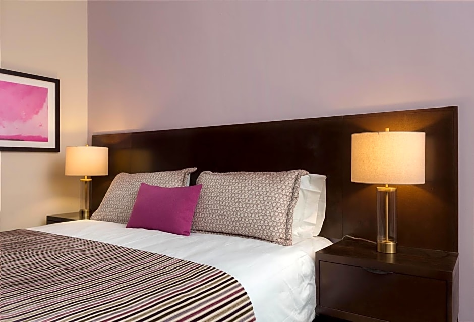 Decanter Hotel
