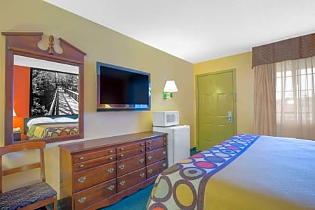 1 King Bed Non-Smoking