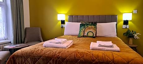 The Torland - Paignton Seafront - free parking, all rooms en-suite