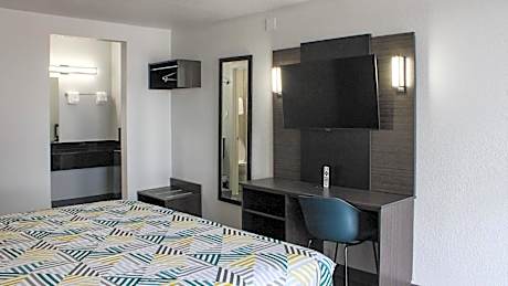1 Full Bed- Accessible - Non-Smoking - Microwave & Refrigerator