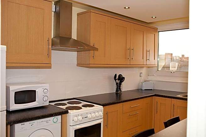 Victoria Centre Apartments in the Victoria Centre Shopping Centre - Nottingham City Centre - 24 hour access - Most Central Location, Kitchen and minutes to Xmas Market Opposite Hilton by Restaurants & Shops - Outdoor Parking Cars or Vans five pounds a day