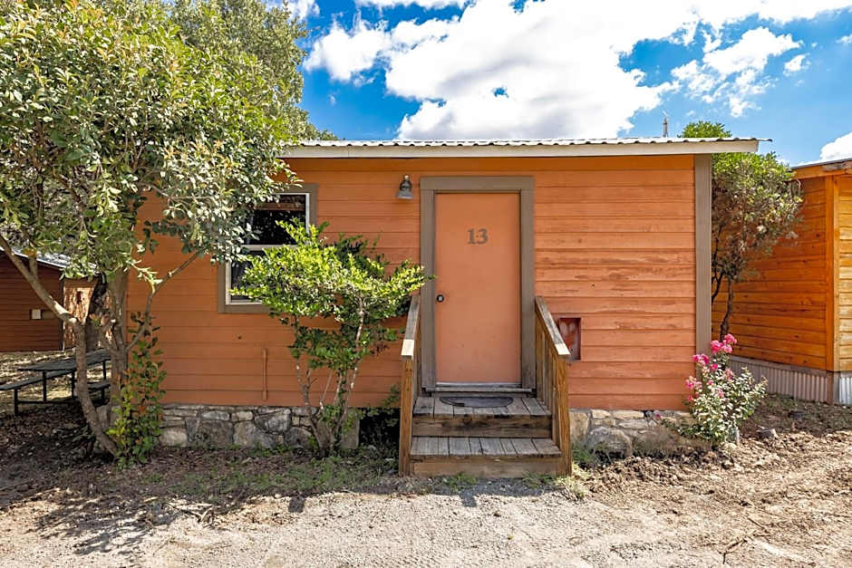 The Historic Leakey Inn