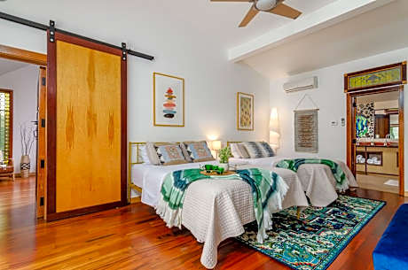 Quadruple Room with Private Bathroom