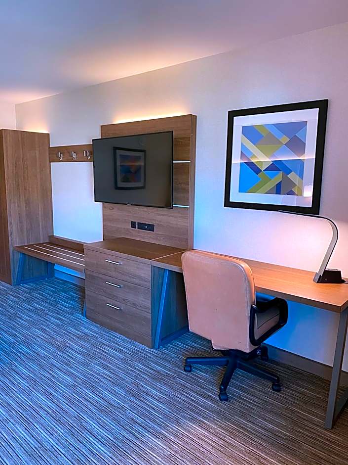 Holiday Inn Express and Suites Chatsworth By IHG