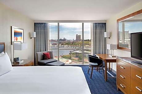 Queen Room with Harbor View - High Floor