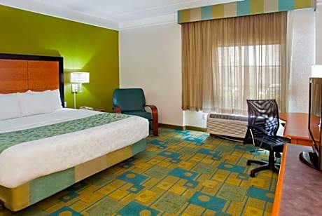 1 King Bed, Mobility/Hearing Impaired Accessible Room, Tub w/ Grab Bars, NSMK