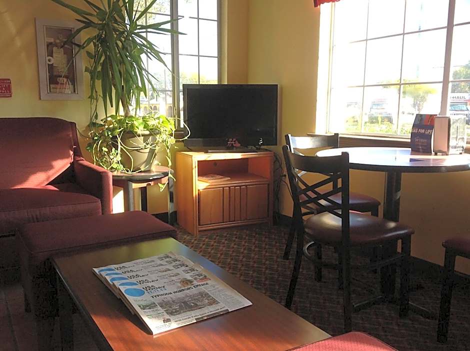 Howard Johnson by Wyndham Grand Prairie Near Lone Star Park