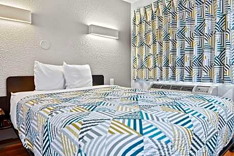 1 Full Bed | ADA/Tub/Mini Fridge