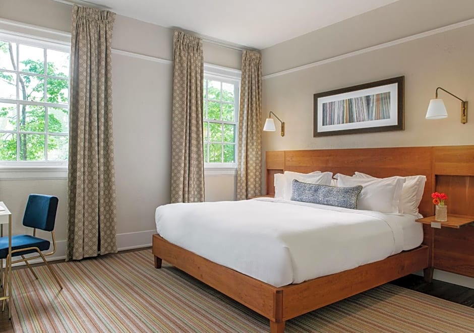 Oakhurst Inn at the University