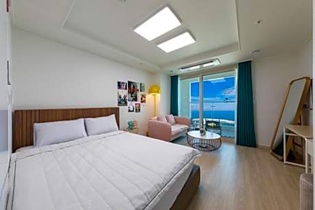 Sokcho Summit Bay Lighthouse