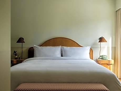 Village Room 1 King Bed