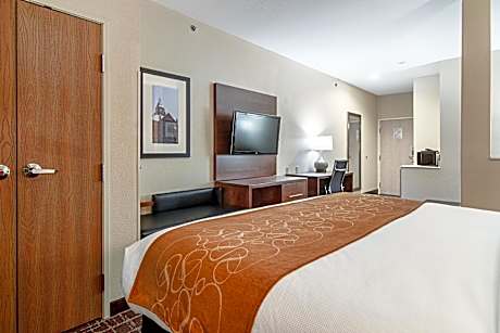 King Suite - Non-Smoking/Interior Hall