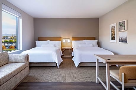 Studio with Two Queen Beds - Hearing Accessible
