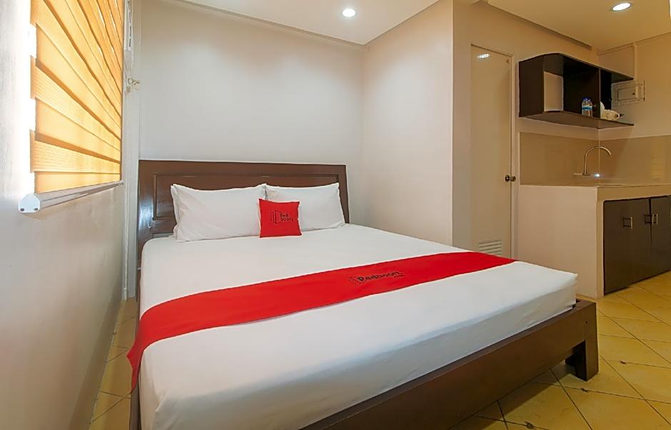 RedDoorz @ Davids Travellers Inn Cavite