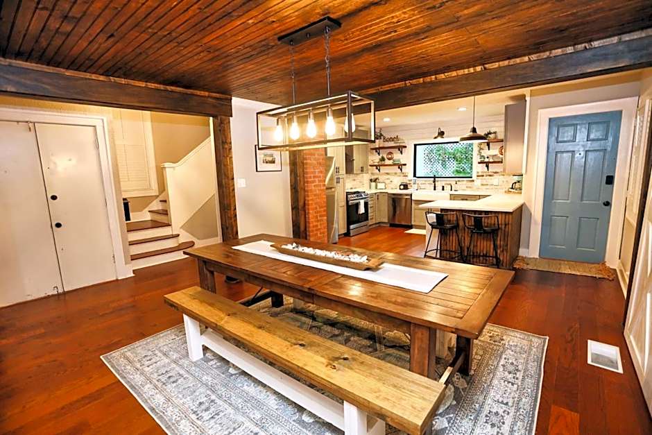 Historic Home Family Friendly Close to Seawall