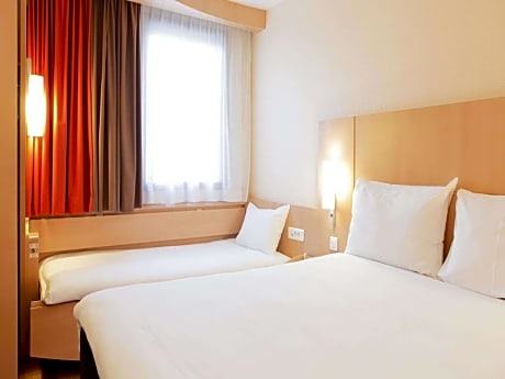 Standard Room with 1 Double and 1 Single Bed