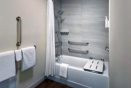 Queen Room with Two Queen Beds and Adapted Tub - Mobility Accessible