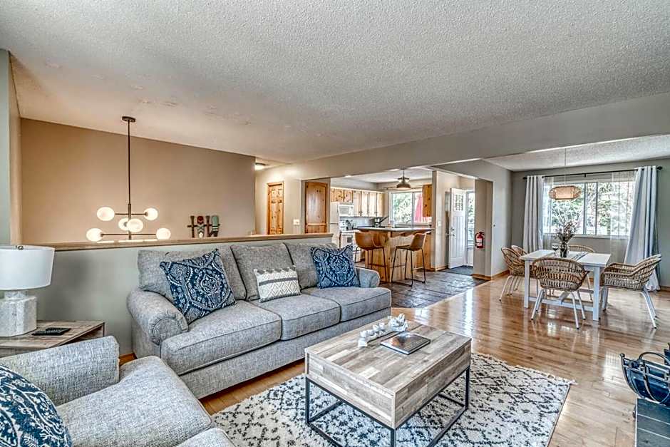 Boho Retreat w/King Bed on Bow River Pathway