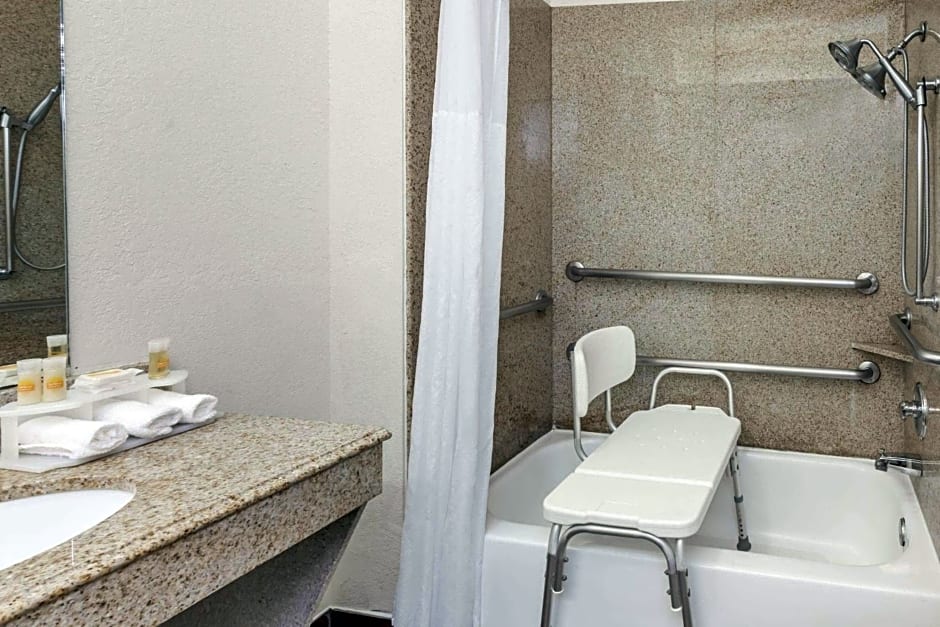 Days Inn & Suites by Wyndham Pasadena