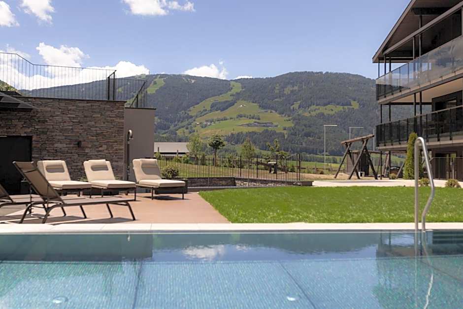 Aparthotel Familiaris - Family Apartments - Pools & Spa in Dolomites