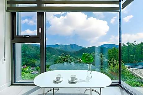 Between Sky and Land Hilling Stay