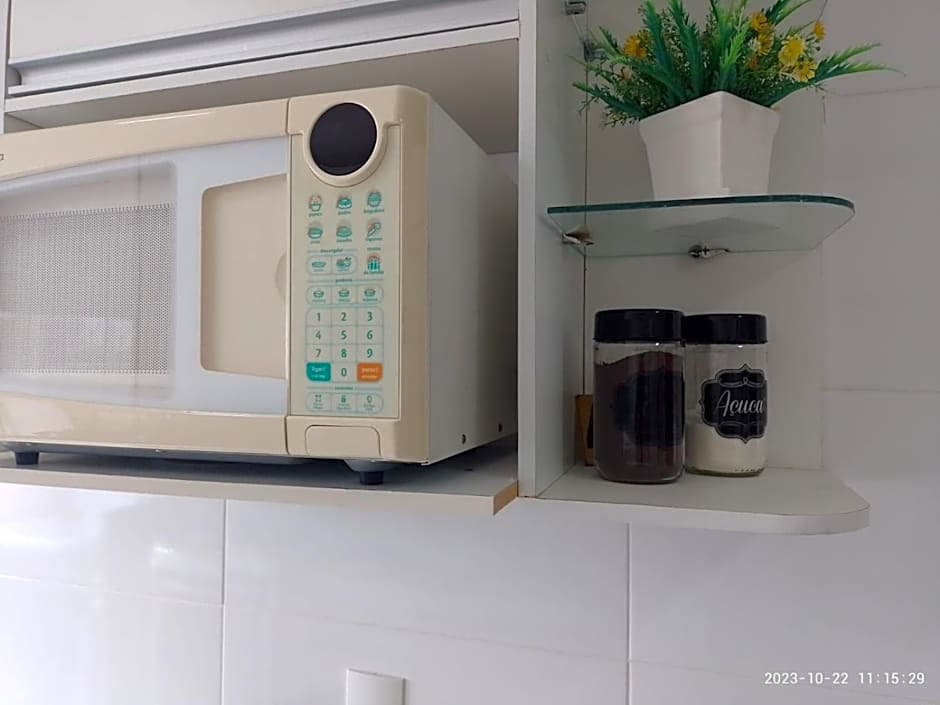 PRIME Beach e Praia do Forte a Pé e Polo Gourmet com carro no estacionamento.